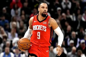 休斯敦火箭迎欧冠关键赛；关键时刻复出首秀；气氛紧张；心理建设被强调的简单介绍